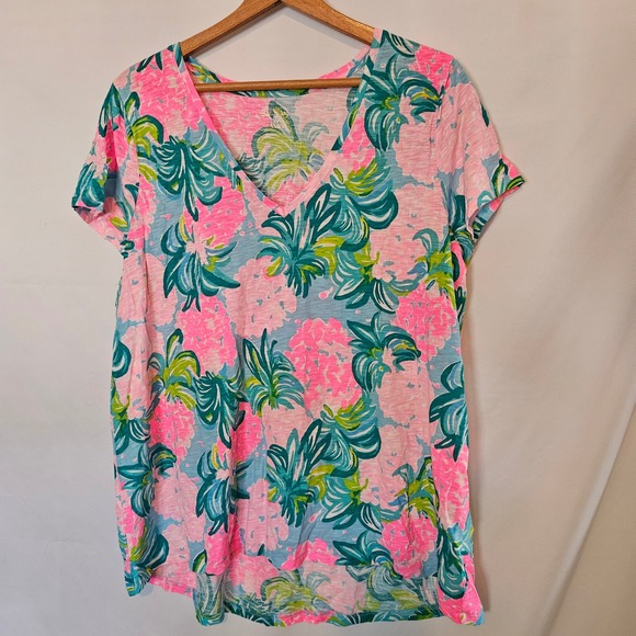 Lilly Pulitzer Tops - Lilly Pulitzer Etta V-neck Tshirt in Pineapple Shake Print sz XXL